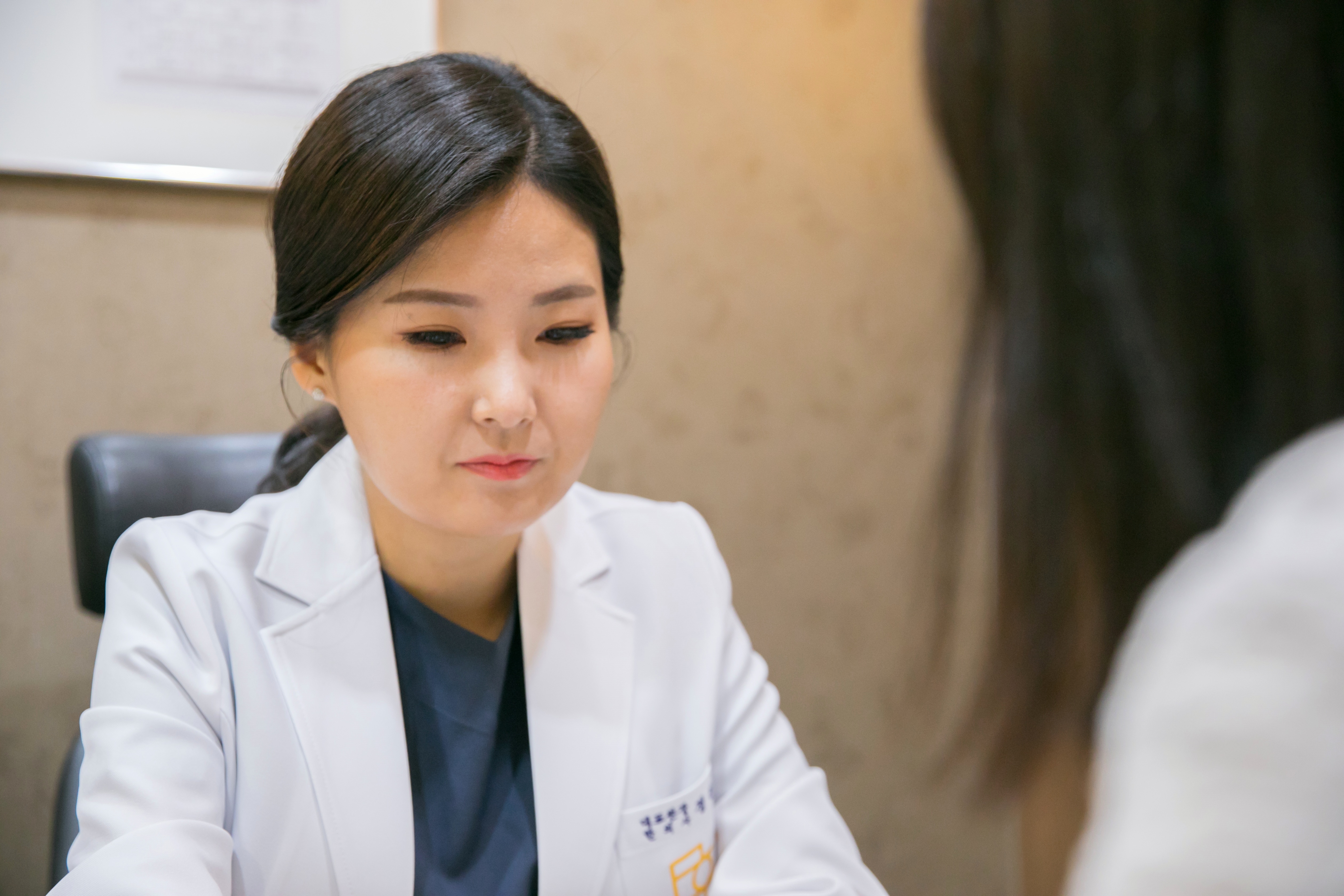 후한의원 정선아 원장 피부 상담 진행 모습